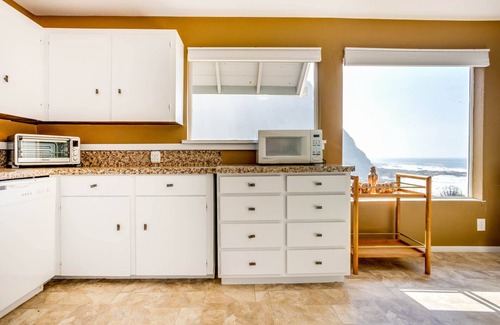 Yachats House | Ocean Front with Spectacular Ocean Views! Fireplace! Dog Friendly!