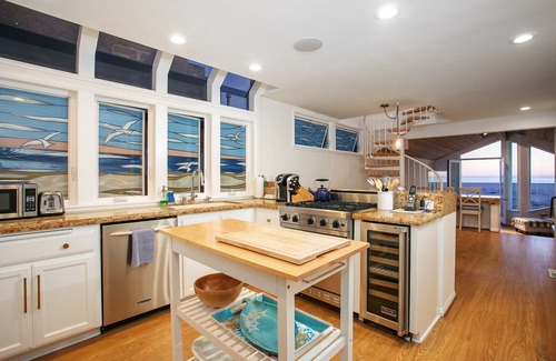 Balboa Peninsula House | Ocean Front with Roof Top Deck, Bikes, Paddle Boards . . . EV Charging outlet