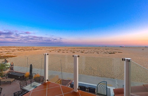 Balboa Peninsula House | Ocean Front with Roof Top Deck, Bikes, Paddle Boards . . . EV Charging outlet