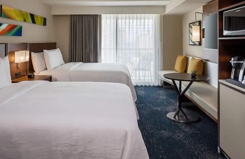 Diamond Head - Kapahulu - St. Louis Hotel | Ocean Glimpses & City Lights – Relax in Waikiki Comfort | Hilton Garden Inn