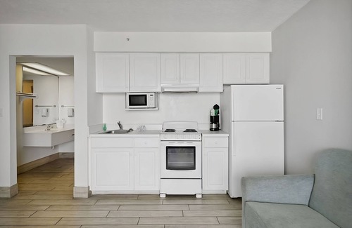 Panama City Beach Hotel | Ocean/Gulf View Coastal Two Bedroom Suite at Holiday Terrace Beachfront Hotel