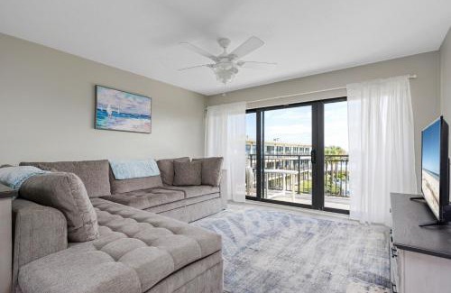 Crescent Beach Apartment | Ocean House 311
