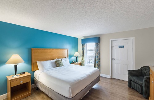 Northeast Virginia Beach Resort | Ocean Key Resort 2BR Unit – Steps from Beach, Kitchen, 2 Bathrooms, Sleeps 6