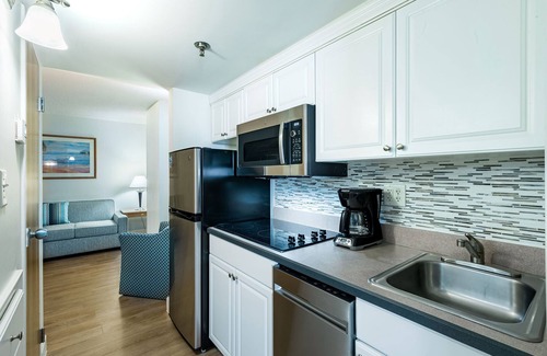 Northeast Virginia Beach Resort | Ocean Key Resort 2BR Unit – Steps from Beach, Kitchen, 2 Bathrooms, Sleeps 6