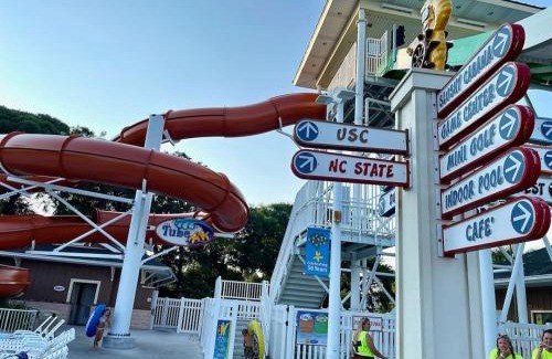 Surfside Beach House | Ocean Lakes 4 bedroom Cottage that sleeps 10