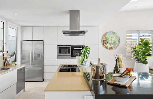 Newport House | Ocean Lux - stunning views over Bungan Beach