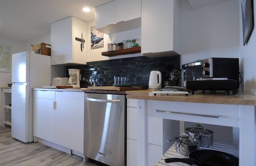 Brew Bay House | Ocean Pearl walk out waterfront one Bedroom Suite