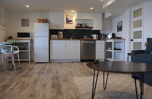 Brew Bay House | Ocean Pearl walk out waterfront one Bedroom Suite