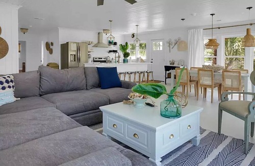 Edisto Island Cottage | Ocean's Eleven Edisto - Cozy Cottage 1 block from the beach!