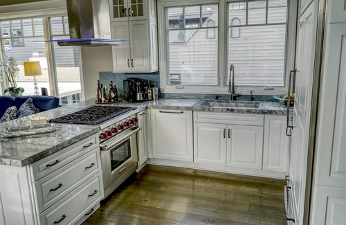 Corona del Mar Condo | Ocean Side of Coast Hwy/Remodeled/Rooftop Deck w/Fire Pit/Short Walk to Beach
