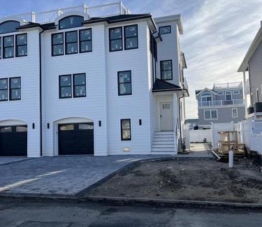 North Beach Haven Apartment | Ocean Side Spray Beach 5 Bedroom Townhome! With A Pool!