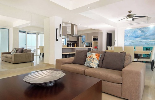 Zona Hotelera Norte Condo | Ocean Views at Peninsula Grand 1A