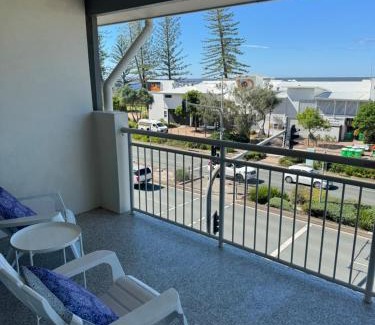 Alexandra Headland Apartment | Ocean View - Alexandra Headlands Beachfront Unit