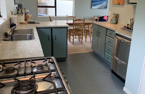 Paraparaumu House | Ocean view Bach