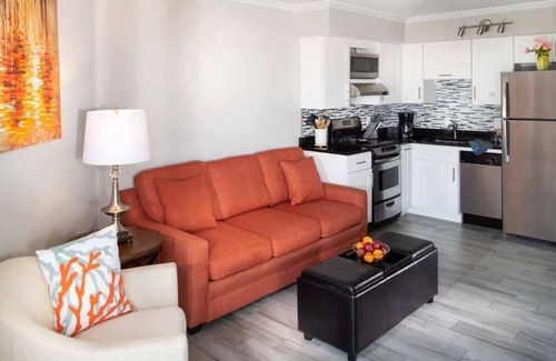 Belleair Beach Condo | Ocean View Balcony - Free Parking - Self Checkin