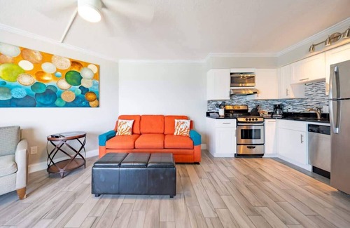 Belleair Beach Condo | Ocean View Balcony - Free Parking - Self Checkin