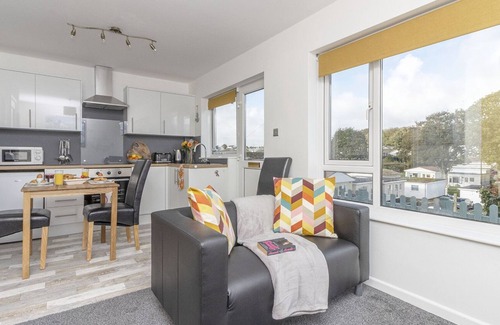 Brixham Ski Chalet | Ocean View, Classic 2 Bed Chalet, 2 Min Walk From Fishcombe Cove, Parking