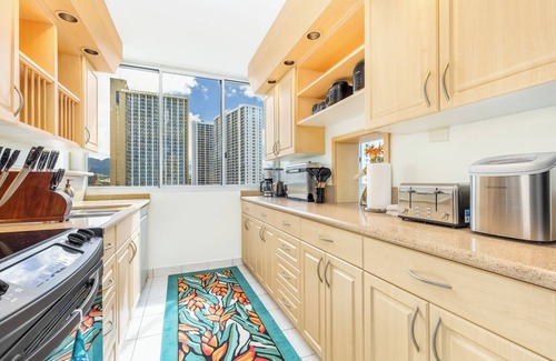 Honolulu Apartment | Ocean View Condo at Foster Tower Across from Beach w/Great Amenities
