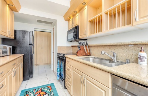 Honolulu Apartment | Ocean View Condo at Foster Tower Across from Beach w/Great Amenities