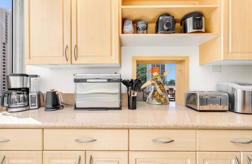 Honolulu Apartment | Ocean View Condo at Foster Tower Across from Beach w/Great Amenities