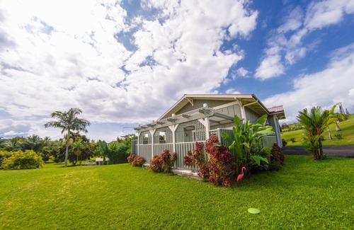 Pepeekeo Cottage | Ocean View Couple's Cottage with Fruit Orchard