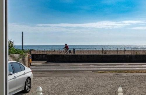 Worthing House | Ocean View in Worthing, sleeps 9