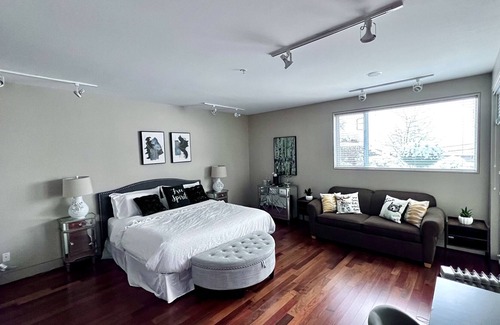 Dundarave Apartment | Ocean View King Studio Room