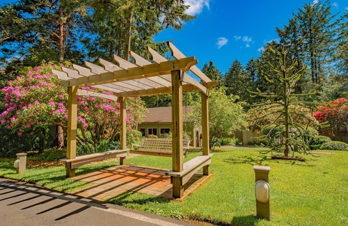 Otter Rock Apartment | Ocean-View Mini Suite with Queen Bed