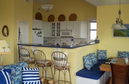 Oceanmarsh Subdivision House | β±ππ OCEAN VIEW nJust steps to beach/poolsnGolf cart-fenced yard-pet friendly