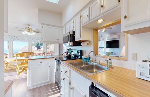 Brookings Cabin | Ocean view retreat with nautical interior, pinball machine, grill, games, & AC