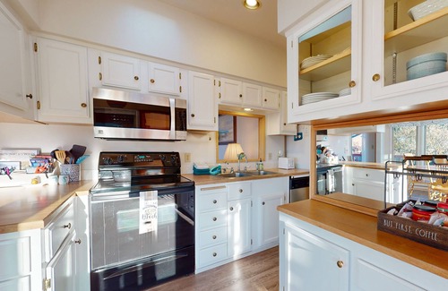 Brookings Cabin | Ocean view retreat with nautical interior, pinball machine, grill, games, & AC