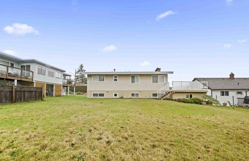 White Rock House | OCEAN VIEW! Spacious 5 Bed Home in White Rock