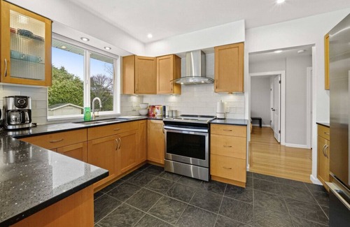 White Rock House | OCEAN VIEW! Spacious 5 Bed Home in White Rock
