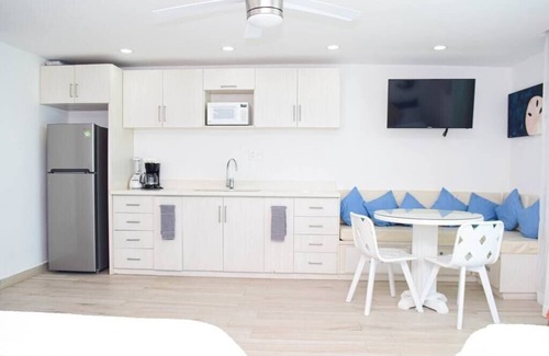 Zona Hotelera Condo | Ocean view studio, great views, balcony, beach, pool, gym, jacuzzi