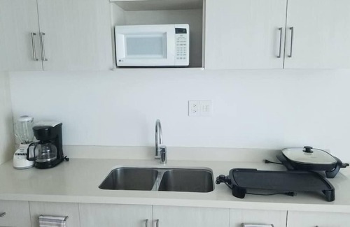 Zona Hotelera Condo | Ocean view studio, great views, balcony, beach, pool, gym, jacuzzi