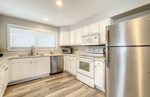 Sea Dunes House | Ocean view townhome overlooking pool - Car Free Beach - Sea Dune Green Turtle C-10