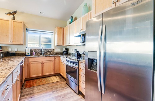 Gold Beach House | Ocean-view townhome with fireplace & W/D - easy beach access