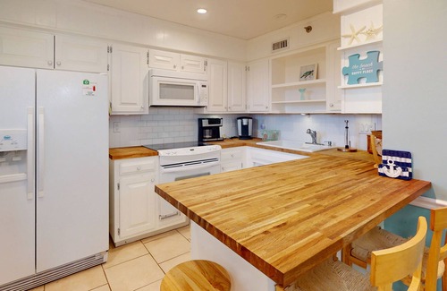 Sneads Ferry Condo | Ocean-view condo with elevator, balcony, W/D, community outdoor pool & grills