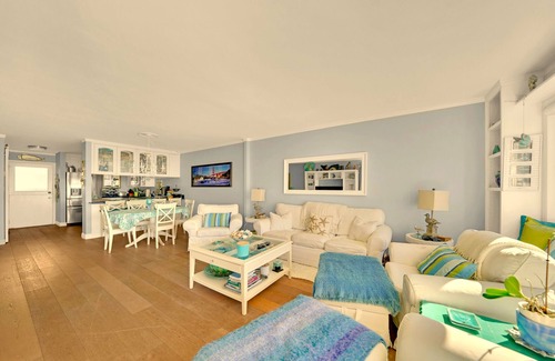 Laguna Beach Condo | Ocean Views! 2 Bedroom Beauty - Walk to Beach! - Moss Street Vistas!