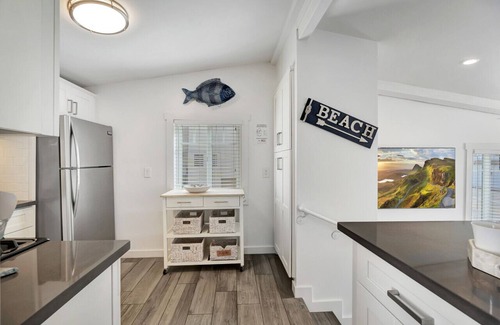Laguna Beach Cottage | Ocean Views! Detached Villa by Victoria Beach