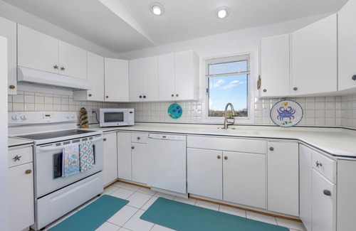 South Nags Head Cottage | OCEAN VIEWS-DOG FRIENDLY- PRIVATE POOL - HOT TUB - 2 MINUTE WALK TO BEACH