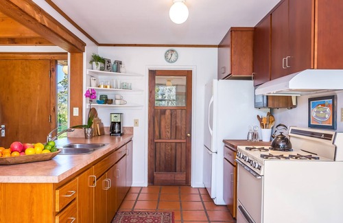 Carpinteria House | Ocean Views, Large gorgeous 2 bedroom 2 bath room 2 minutes to the beach.