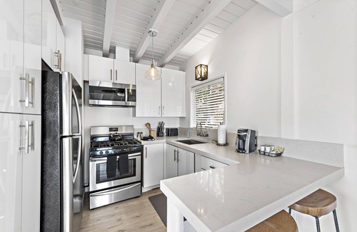 Laguna Beach Villa | Ocean views, listen to waves, stroll to main beach SH 2