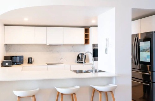 Mermaid Waters Apartment | Ocean Views - Magic Mountain