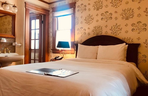Pacific Grove Hotel | OCEAN VIEWS, ROMANTIC QUEEN BEDROOM