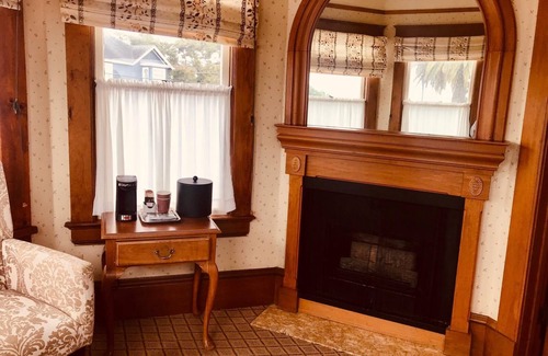 Pacific Grove Hotel | OCEAN VIEWS, ROMANTIC QUEEN BEDROOM
