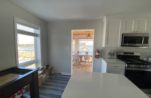 Highlands House | Ocean views, walk to beach, restaurants, music & park