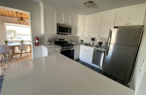 Highlands House | Ocean views, walk to beach, restaurants, music & park