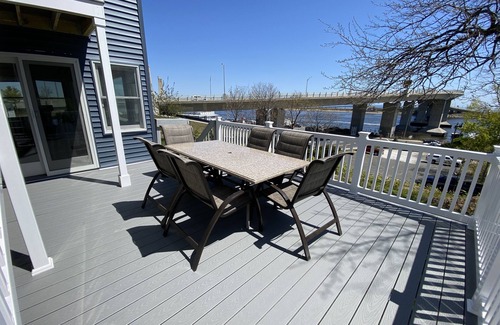 Highlands House | Ocean views, walk to beach, restaurants, music & park