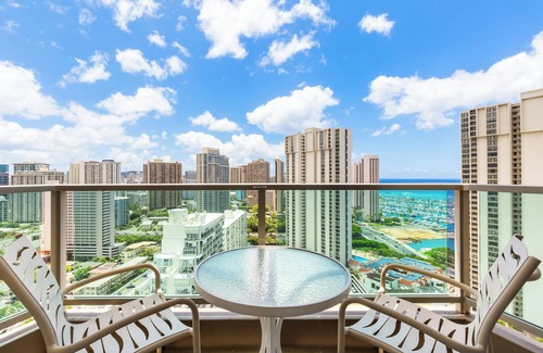 Ala Moana Apartment | Ocean Views + Walkway to Mall-Ala Moana Hotel 2513